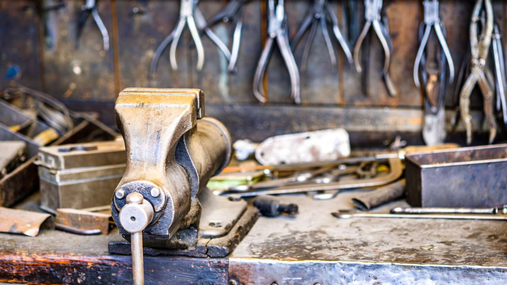 Металлический верстак с инструментами Металлический верстак для тяжелой работы крупным планом