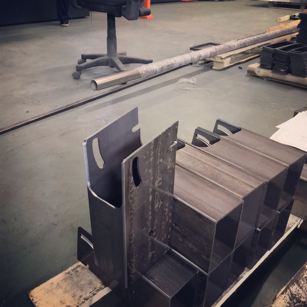 Несколько одинаковых металлических изделий